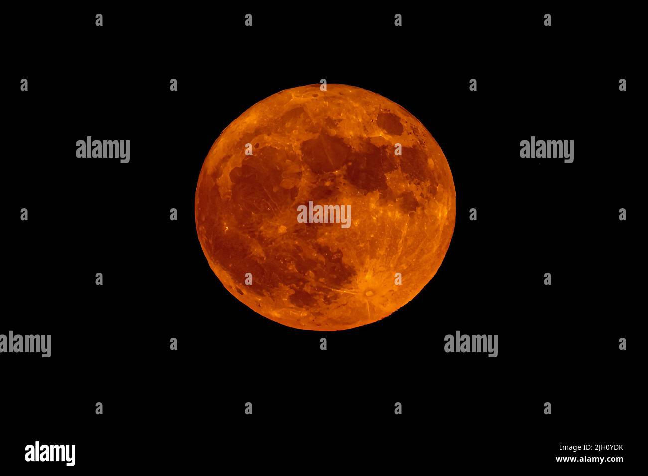La Herradura, Almuneca. Andalousie, Espagne. Super Lune qui s'élève au-dessus de la baie de la Herradura, 13 juillet 2022. DavidSmith/Alamynews Banque D'Images