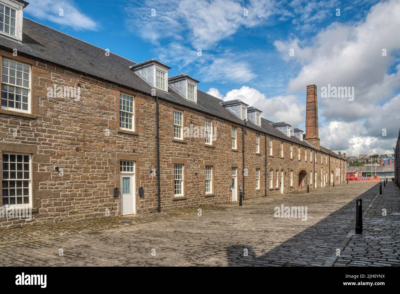 Chandlers Lane, Dundee contient des maisons converties des anciens ateliers portuaires datant de 1837. La cheminée marque les forgerons d'origine. Banque D'Images