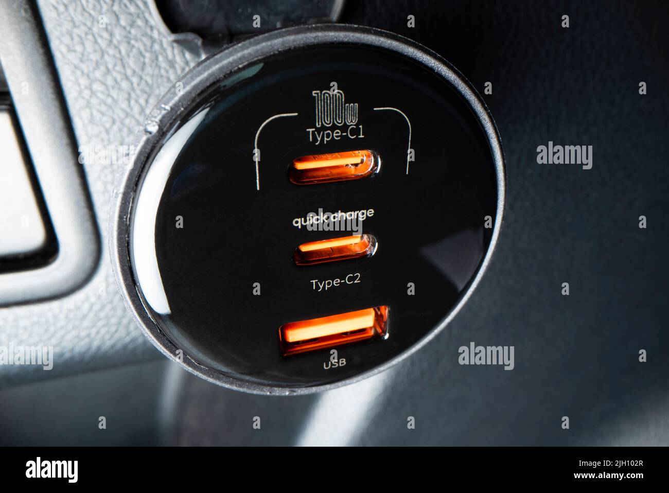 Vue rapprochée d'un chargeur de voiture puissant avec ports USB de type C et de type A, prise de vue avec objectif à sonde macro Banque D'Images