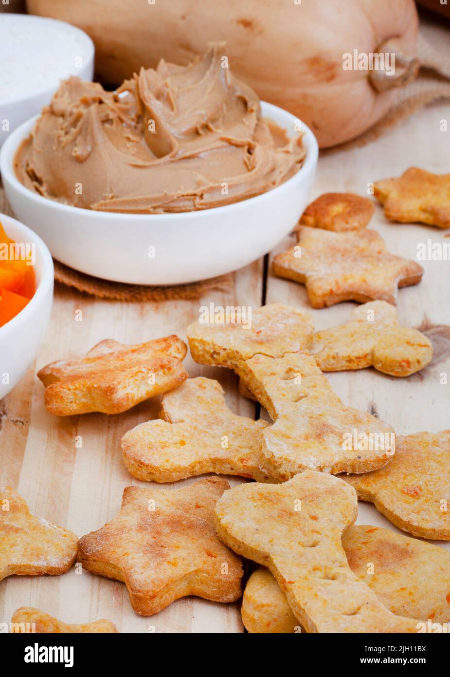 biscuits biologiques faits maison pour chiens et ingrédients sur bois brut avec espace de copie Banque D'Images