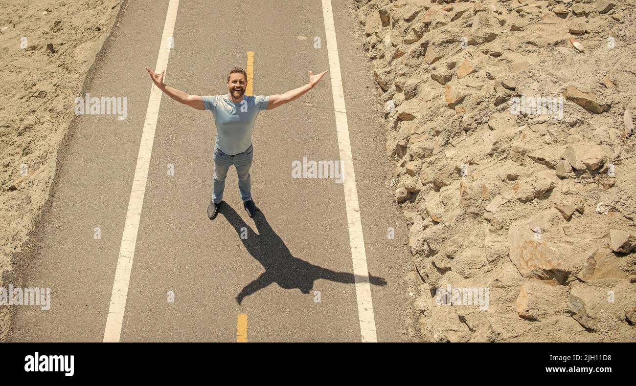 sens de la liberté. mode de vie sain. homme mûr regardant sur la route. plein de bonheur. Banque D'Images