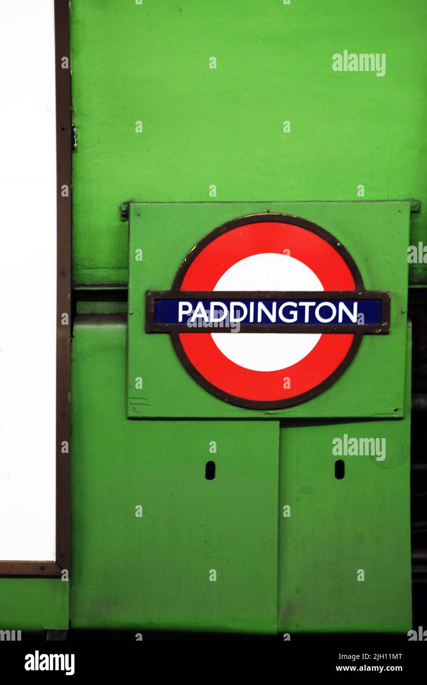 Panneau indiquant la gare de Paddington. Londres , Angleterre, Royaume-Uni - Voyage, perspectives inhabituelles Banque D'Images