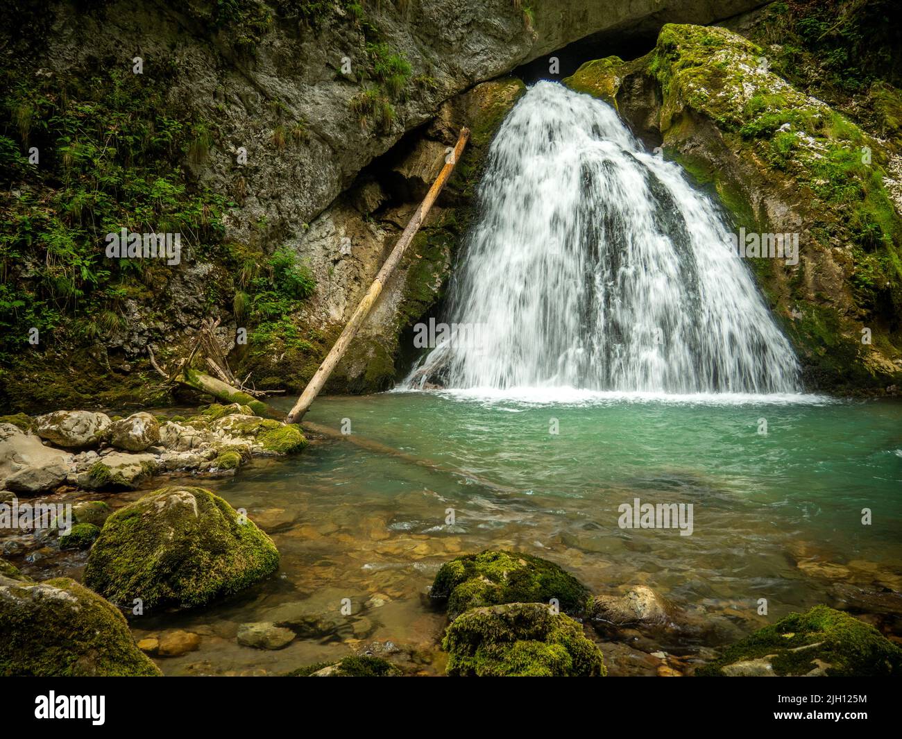 Cascade d'Eventai dans le canyon de Galbena, Transylvanie, Roumanie, montagnes carpathes occidentales, parc national d'Apuseni Banque D'Images