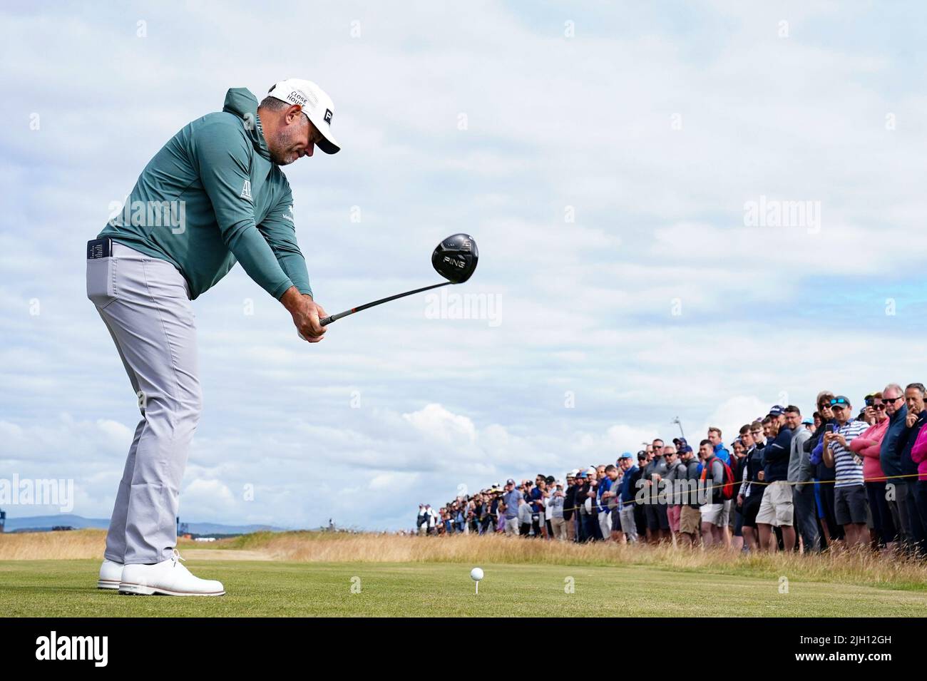 Lee Westwood, de l'Angleterre, débarque du 4th au cours de la première journée de l'Open au Old course, à St Andrews. Date de la photo: Jeudi 14 juillet 2022. Banque D'Images