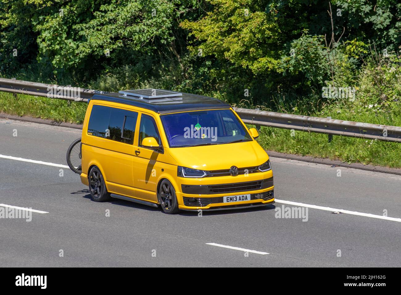 2015 jaune Volkswagen transporter T32 StartLine 1968cc, Volkswagen Caravelle, Multivan, DoubleBack (Camper), California 6 Speed Manual window van ; sur l'autoroute M6, Manchester, Royaume-Uni Banque D'Images