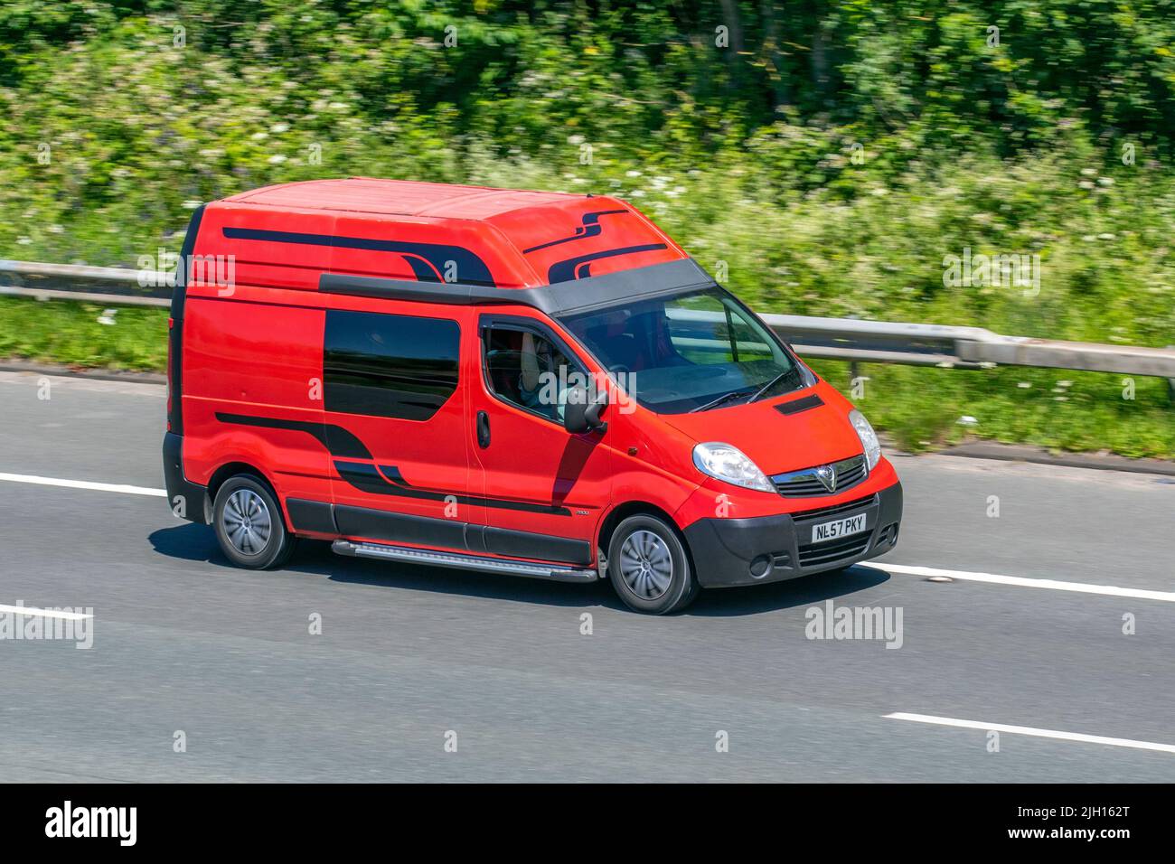 2007 Red Vauxhall Vivaro 2900 CDTI LWB HR PB 2900 High Roof Panel Van 1995cc Diesel ; sur l'autoroute M6, Manchester, Royaume-Uni Banque D'Images