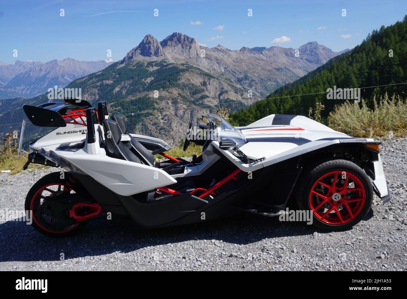 une nouvelle moto originale de fantaisie garée dans les montagnes des alpes en france Banque D'Images