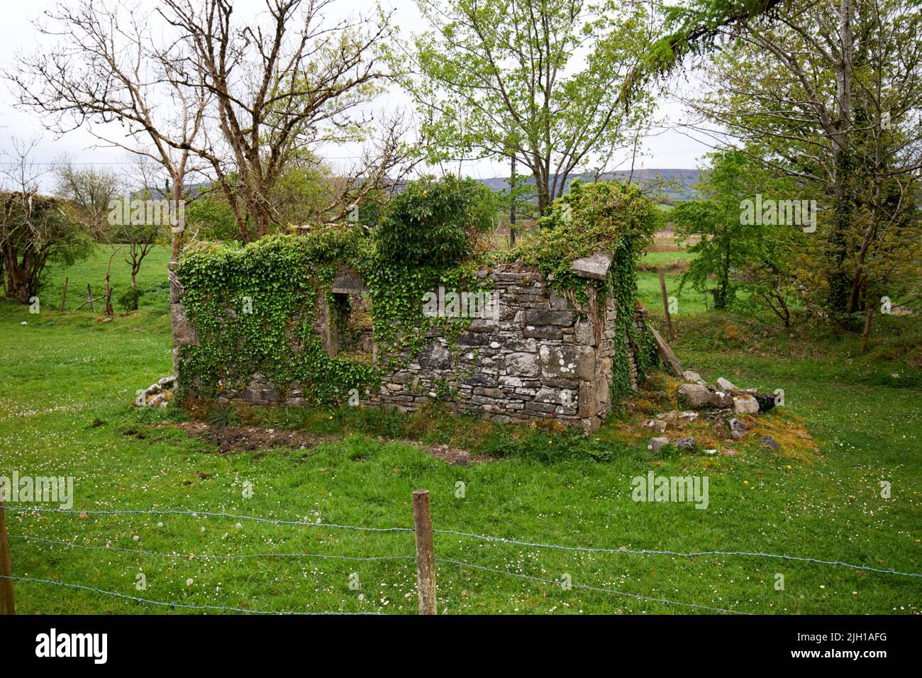 Ancien tumbledwn abandonné en brique de pierre petit cottage dans l'ouest de l'irlande Castlebar comté mayo république d'irlande Banque D'Images