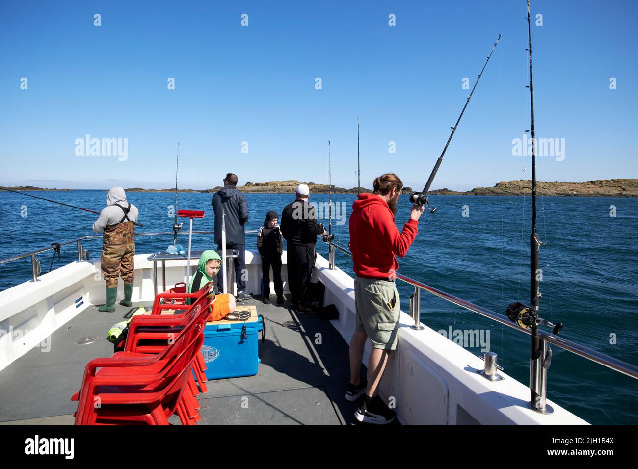 hommes sur un bateau de pêche charter en mer au large des skerries près de portrush côte nord de l'irlande du nord royaume-uni Banque D'Images