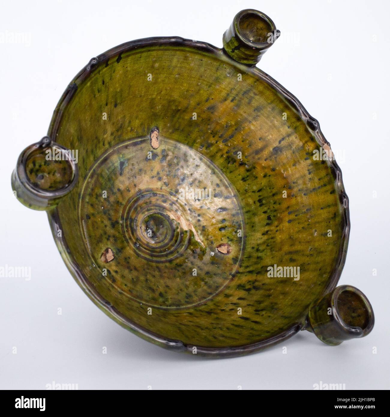 Ancien Marocain Green glacé Tamegroute Pottery Pedestal Bowl Banque D'Images