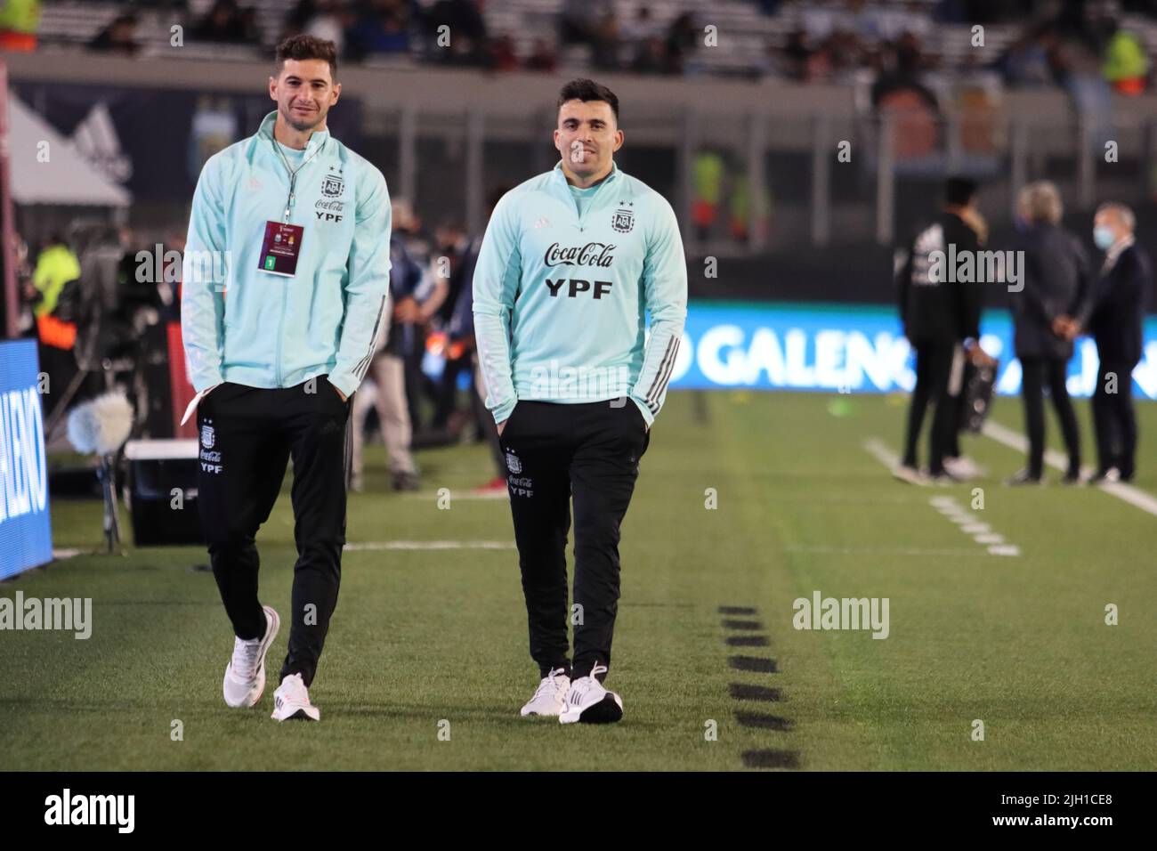 Buenos Aires; 10 de octubre de 2021: Éliminatoire Qatar 2022, Argentine contre Uruguay, Alario et Acuña marche le stade en pré match. Banque D'Images