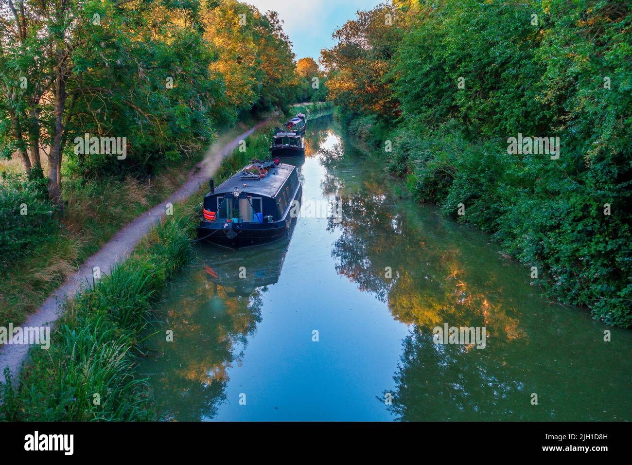 Soirée tranquille sur le canal Kennet et Avon, près de Defizes, Wiltshire, Angleterre, Royaume-Uni Banque D'Images