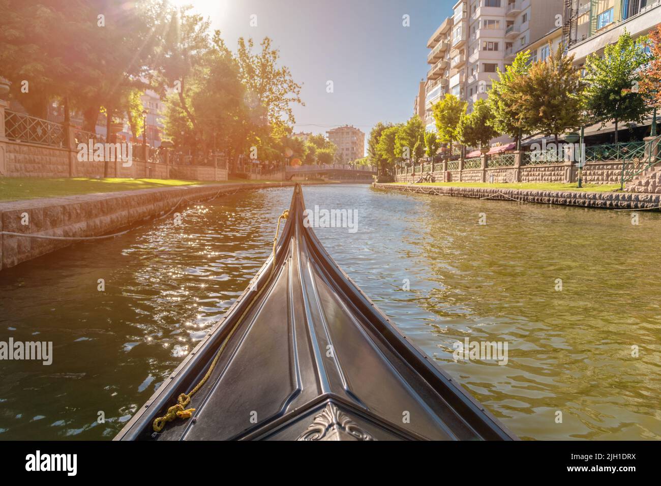 Porsuk creek et une gondole touristique passant par le centre-ville d'Eskisehir Banque D'Images