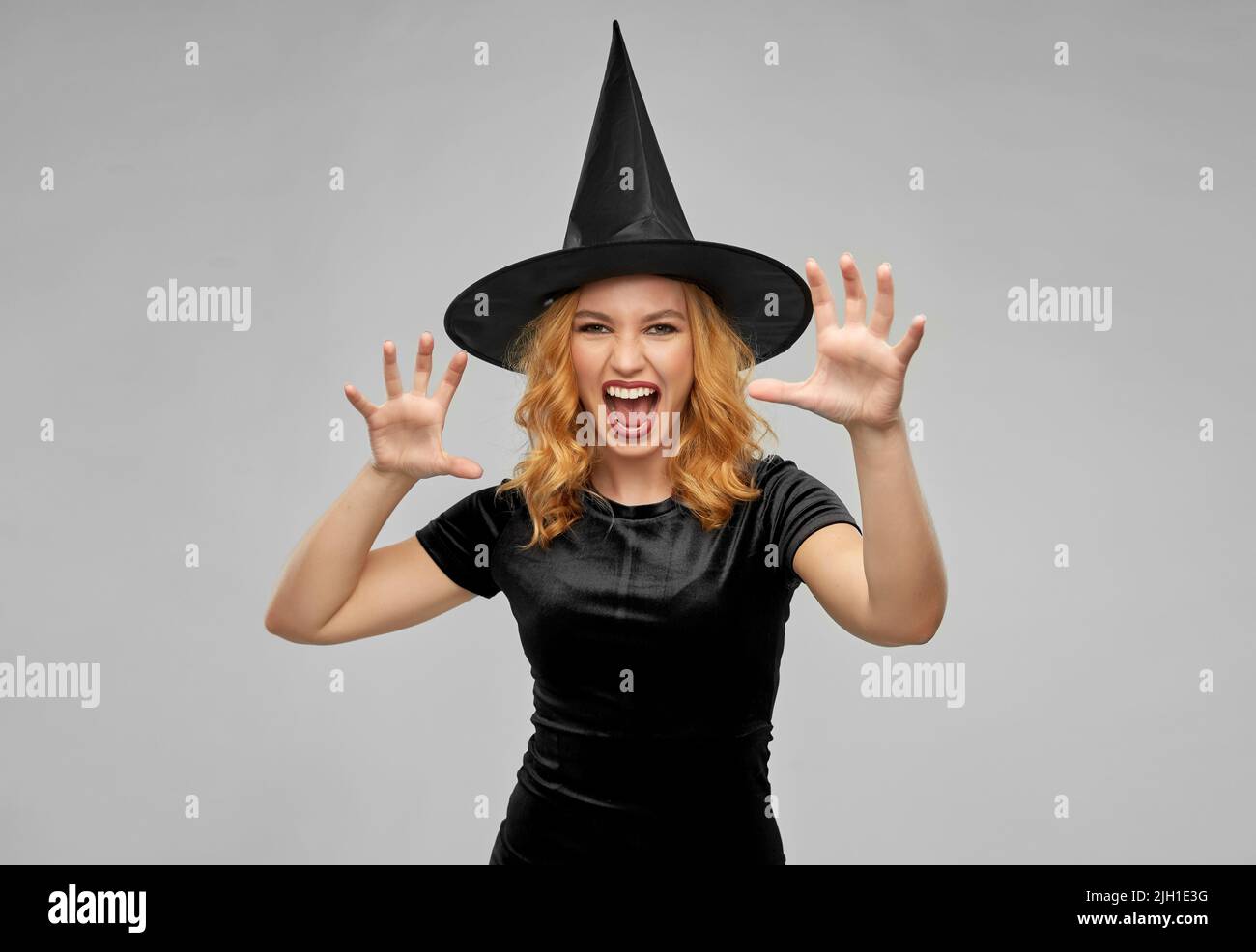 femme effrayante en costume noir d'halloween de sorcière Banque D'Images