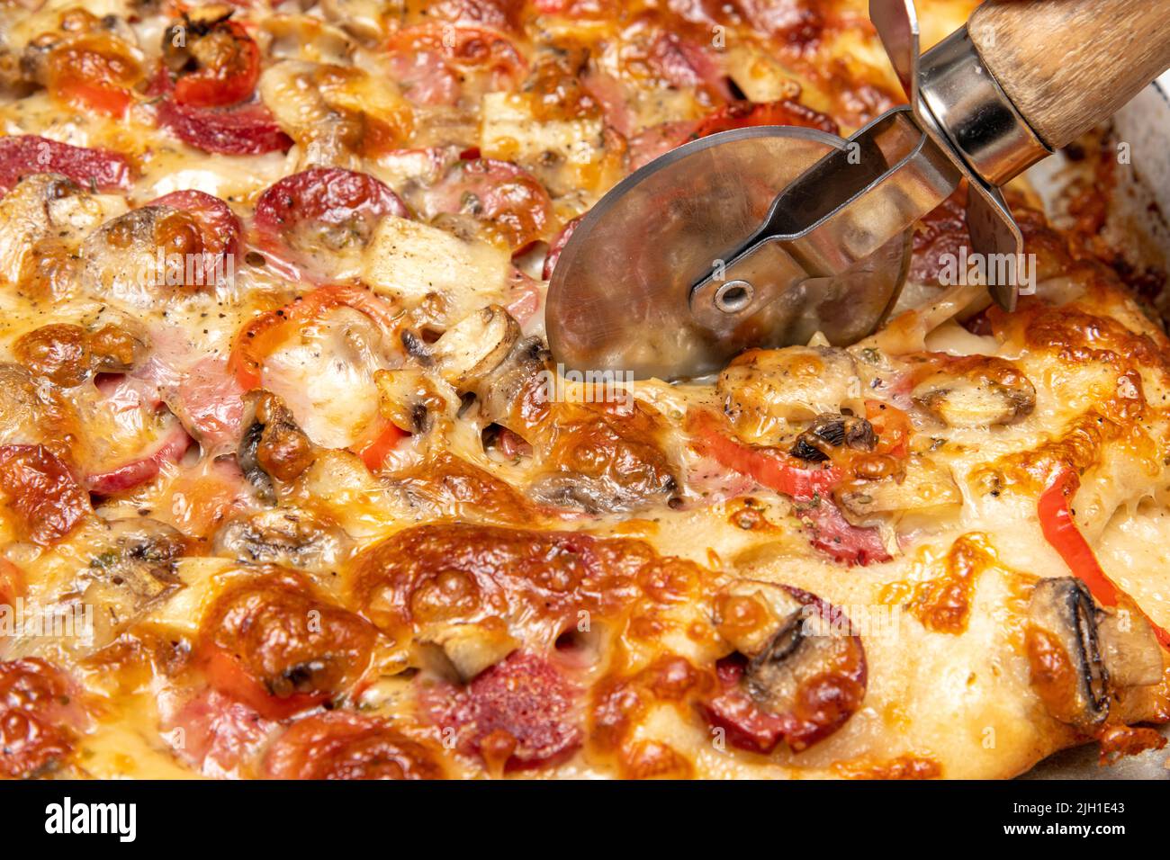 Champignons faits maison, saucisses turques, saucisses et pizza au fromage mozzarella Banque D'Images