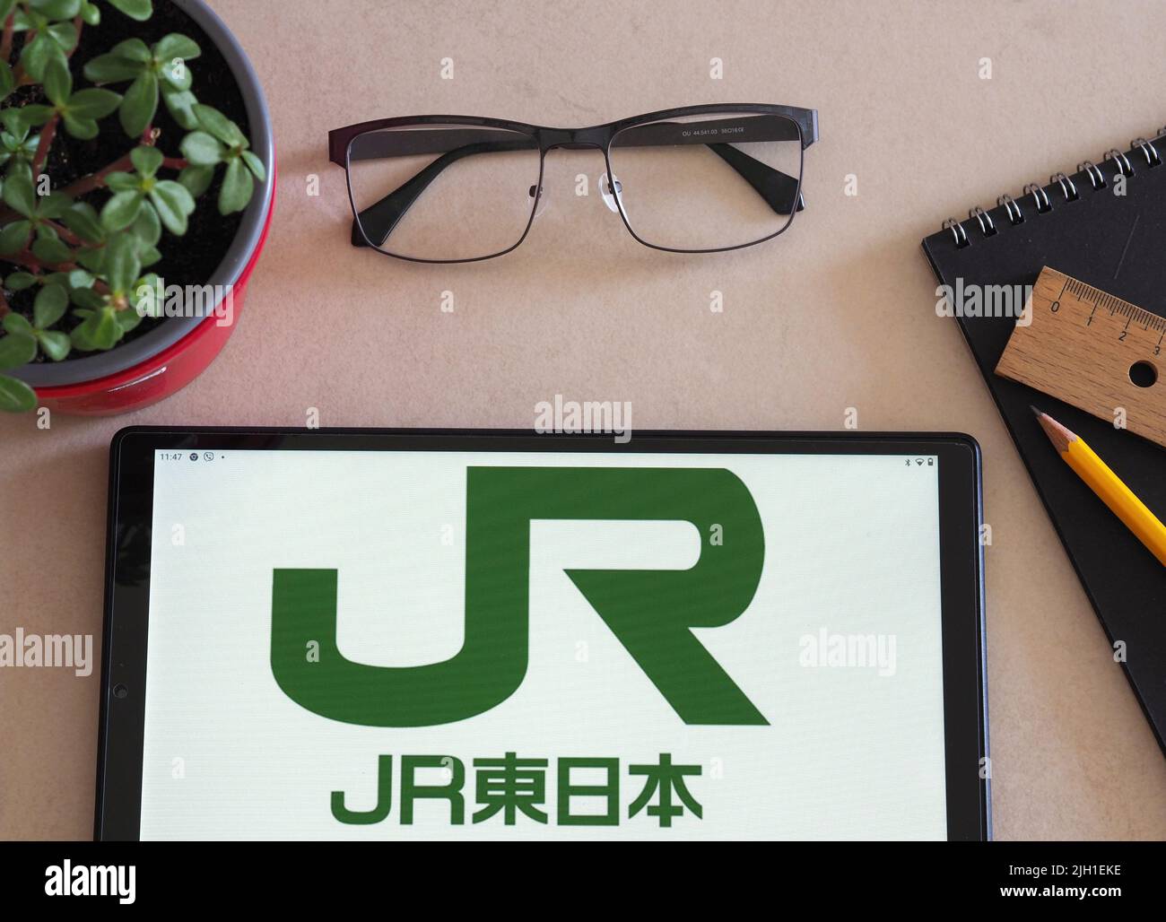 Sur cette photo, le logo Japan Railways (JR) apparaît sur une tablette. Banque D'Images