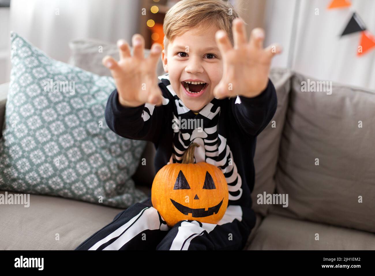 joyeux garçon en costume d'halloween de squelette à la maison Banque D'Images