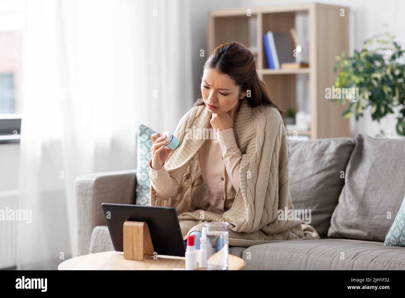 la femme malade avec la médecine a la consultation vidéo Banque D'Images