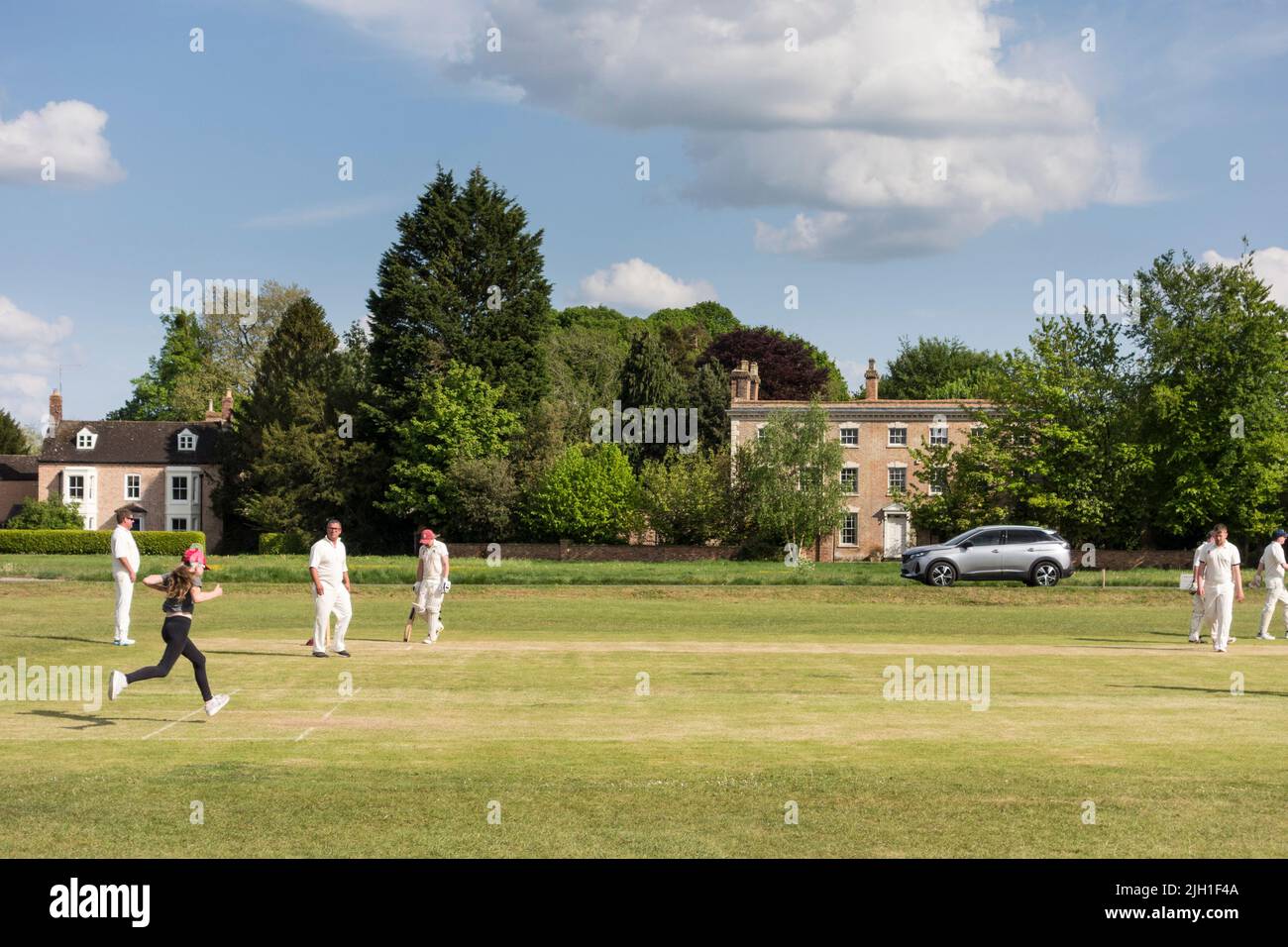 Joueurs de cricket sur Village Green, Frampton on Severn, Gloucestershire, Royaume-Uni Banque D'Images