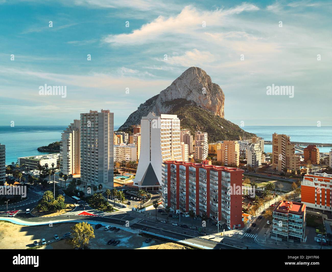 Vue aérienne Drone imposant rocher appelé le Penon de lfach dans la station balnéaire de Calpe. Costa Blanca, Espagne Banque D'Images