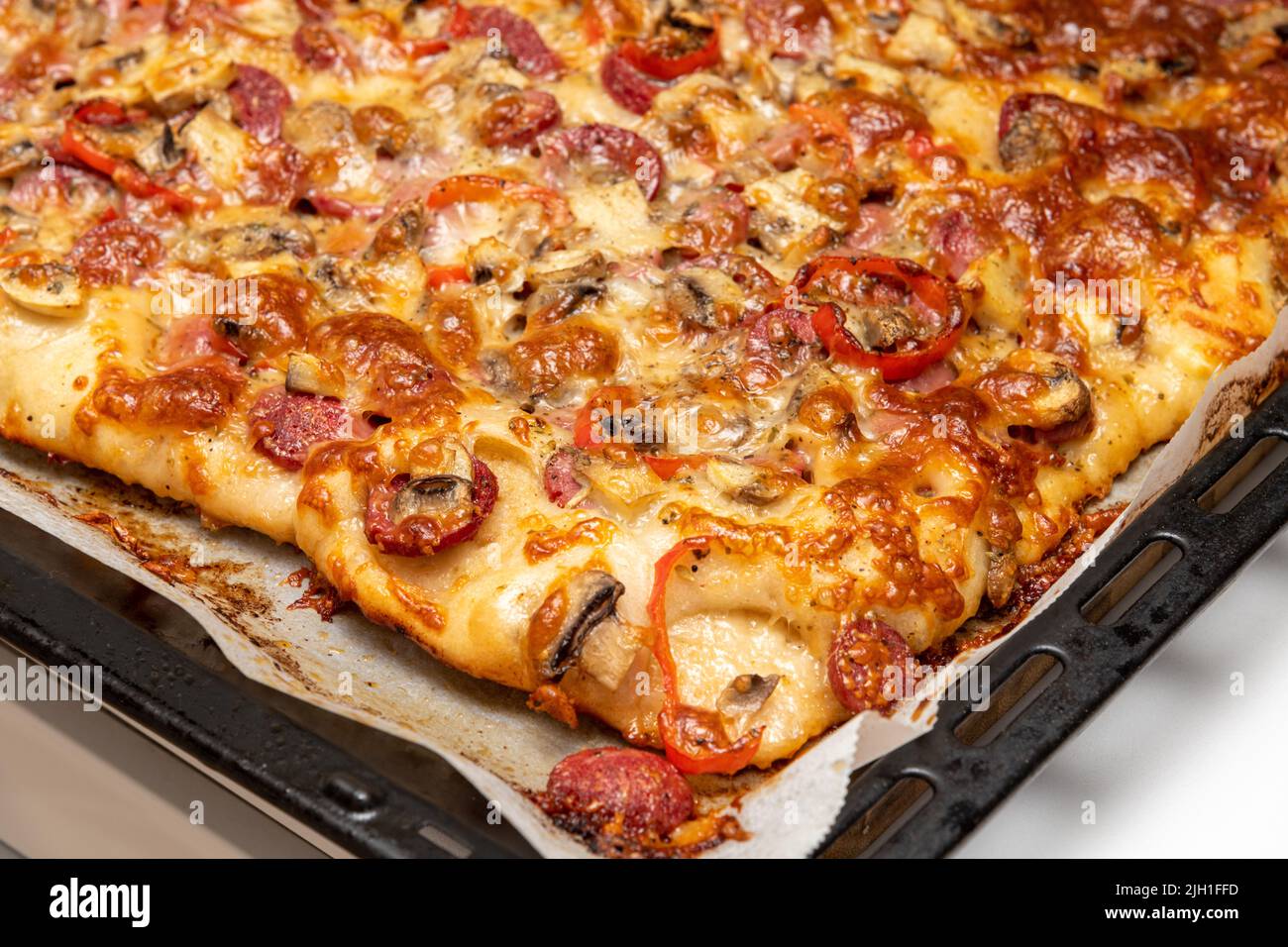 Champignons faits maison, saucisses turques, saucisses et pizza au fromage mozzarella Banque D'Images