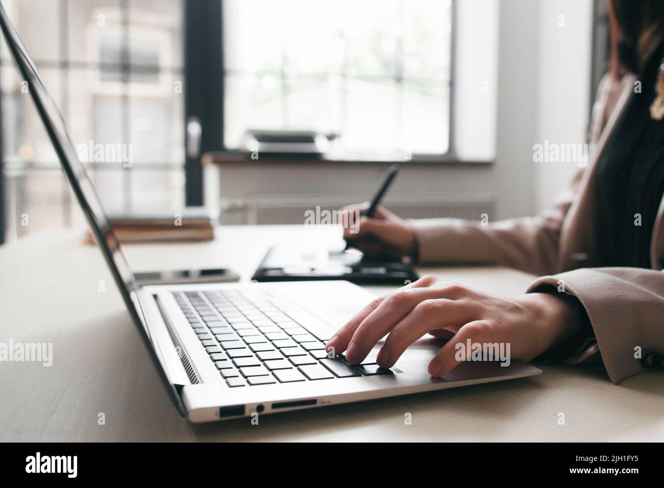 Une femme à faire un Keyboard sur un ordinateur portable. Étudiante travaillant sur son projet, concepteur-débutant concept Banque D'Images