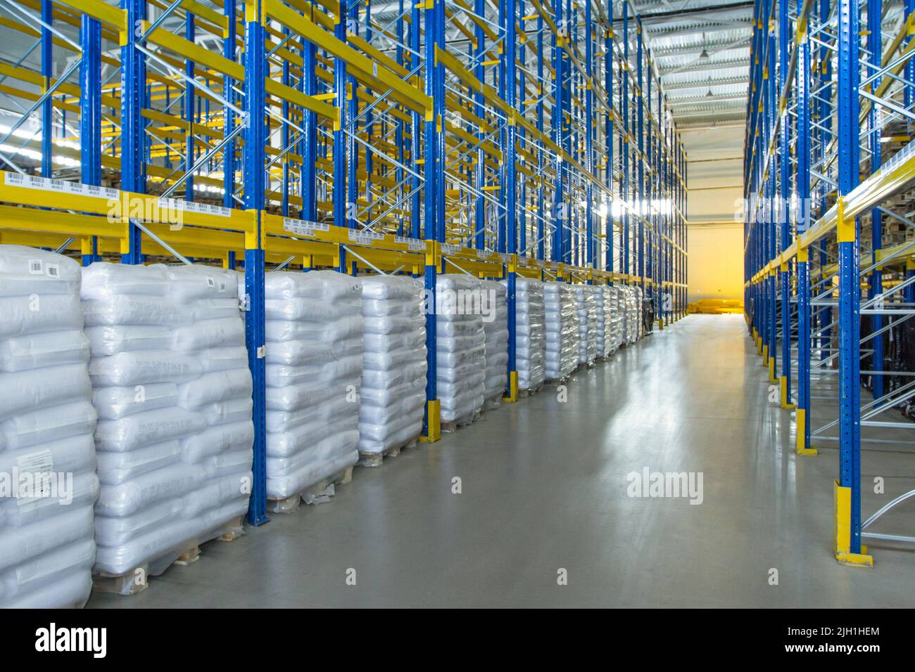 Intérieur d'un entrepôt moderne de stockage de magasin de détail avec transpalette près des étagères. Rangées d'étagères et de racks en acier Banque D'Images Intérieur d'un entrepôt moderne de stockage de magasin de détail avec transpalette près des étagères. Rangées d'étagères et de racks en acier Banque D'Images