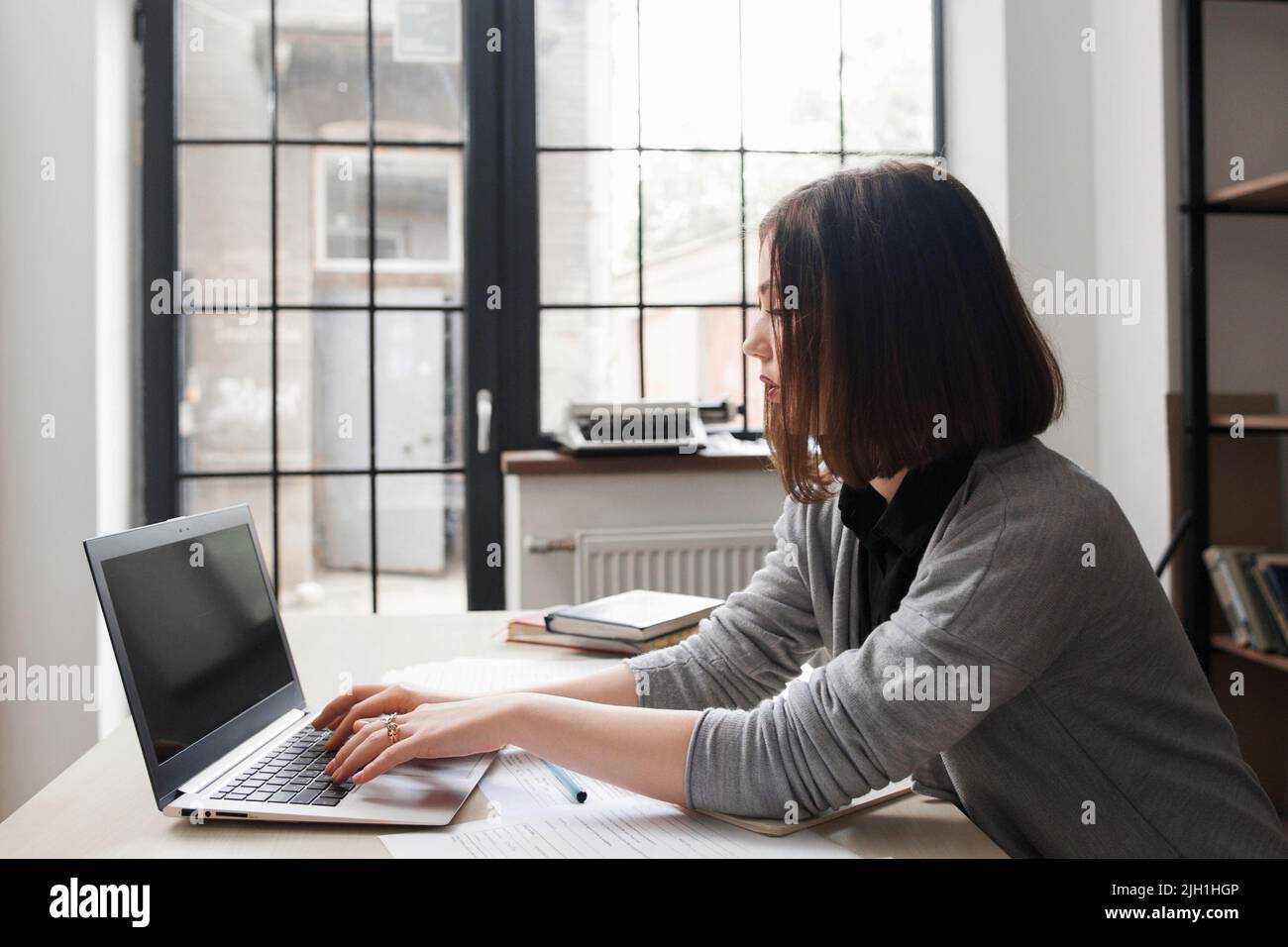 Directeur de bureau discutant sur les réseaux sociaux au travail avec des amis. Internet, communication, concept de messagerie Banque D'Images
