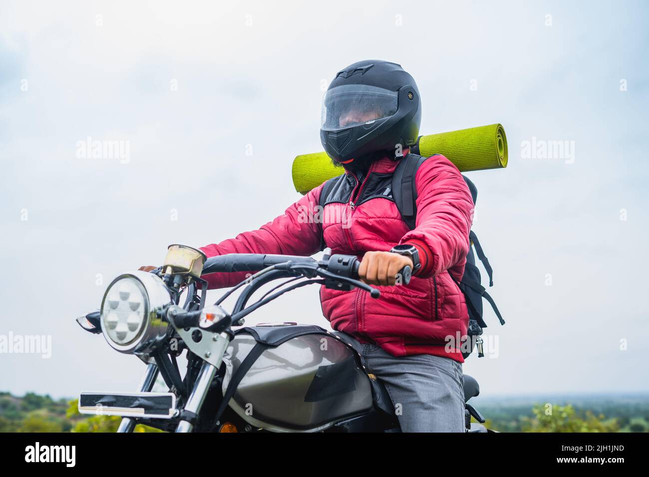 Cavalier avec dos sur vélo voyage avec casque - concept d'explorer, vacances et vacances Banque D'Images