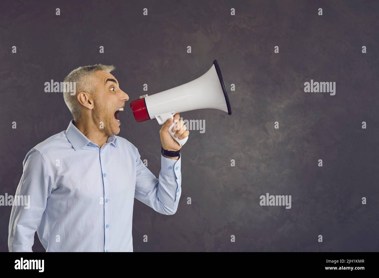 Un homme bruyant avec haut-parleur fait une annonce formidable Banque D'Images