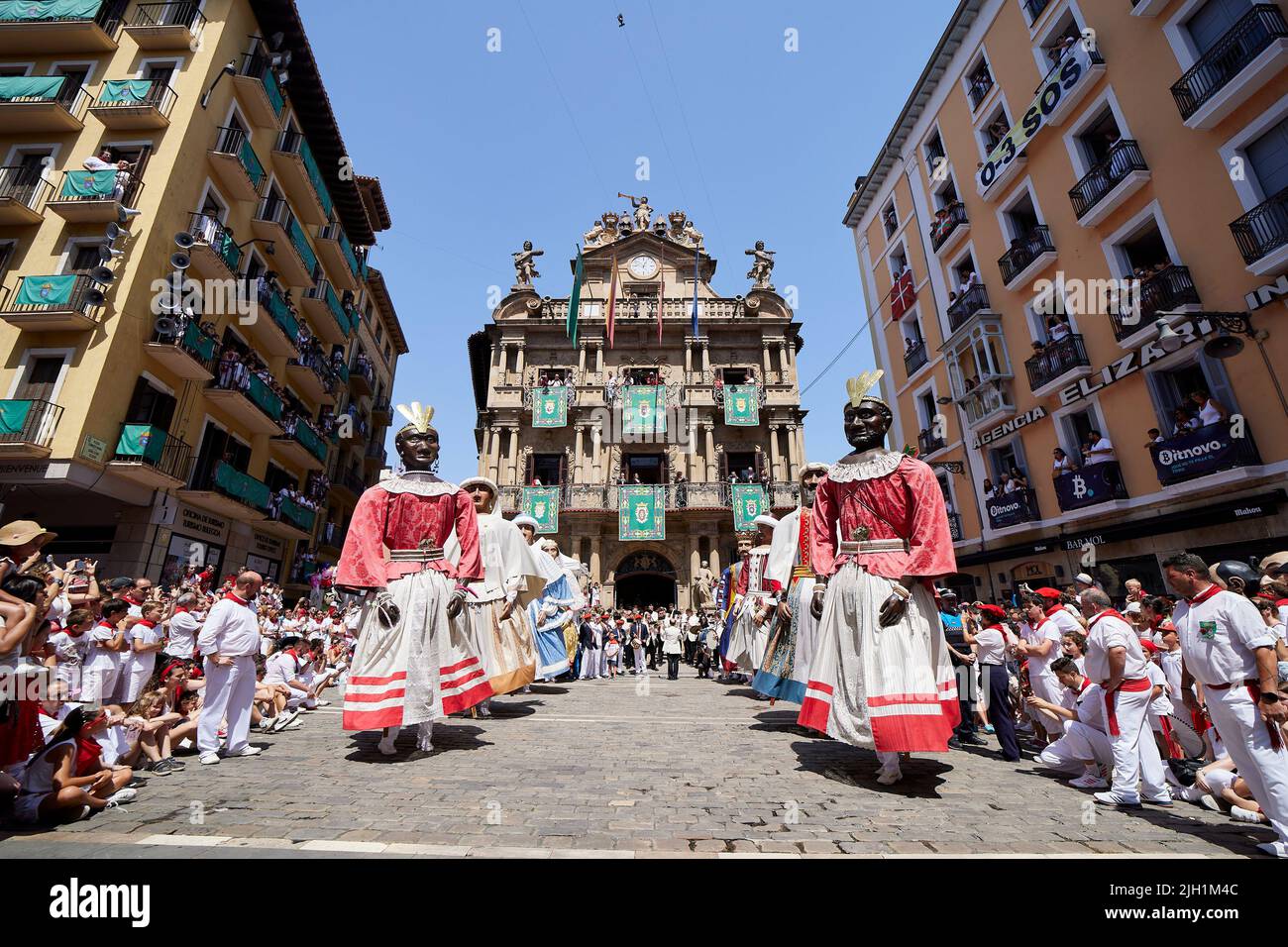 Pampelune, Navarre, Espagne: 14 juillet 2022, 14 juillet, 2022, Pampelune, Navarre, Espagne: La "Comparsa de Gigantes y Cabezudos" (Groupe de géants et de grands chefs) (C) se produit sur la place de la mairie le dernier jour des festivités de San Fermin à Pampelune, Espagne, 14 juillet 2022. Les festivités de San Fermin, connues localement sous le nom de Sanfermines, elle est célébrée chaque année de 6 juillet à 14 en commémoration du saint patron de la ville. Des centaines de milliers de visiteurs du monde entier assistent au festival. Beaucoup d'entre eux participent physiquement à l'événement le plus important, la course des taureaux, où le Banque D'Images