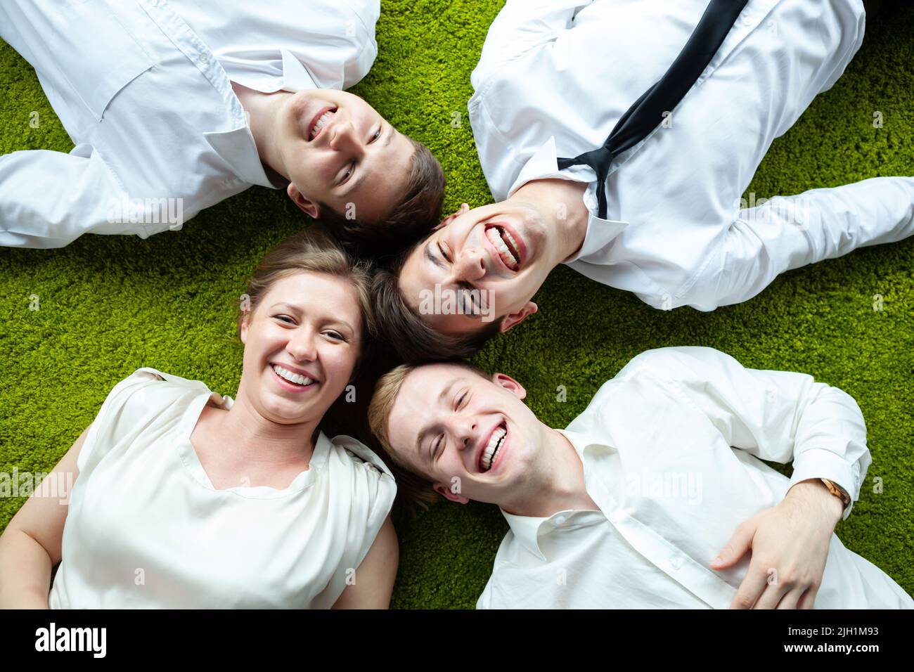 Photo d'un groupe de jeunes gens d'affaires qui s'amusent dans une atmosphère informelle. Banque D'Images