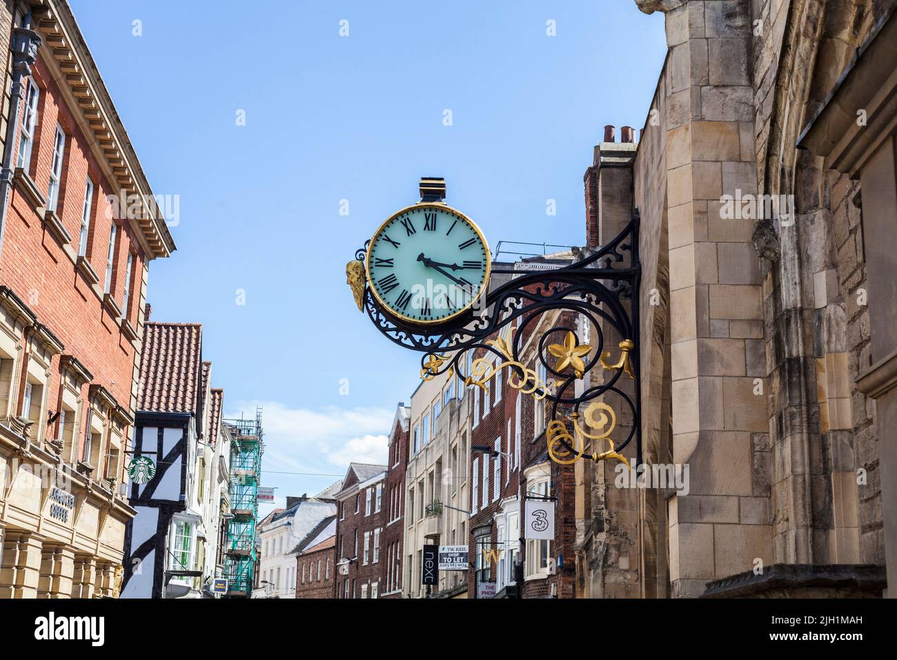 La grande horloge ouvragée attaché à St.Martin le Grand Église dans Coney Street,York,Angleterre,UK Banque D'Images