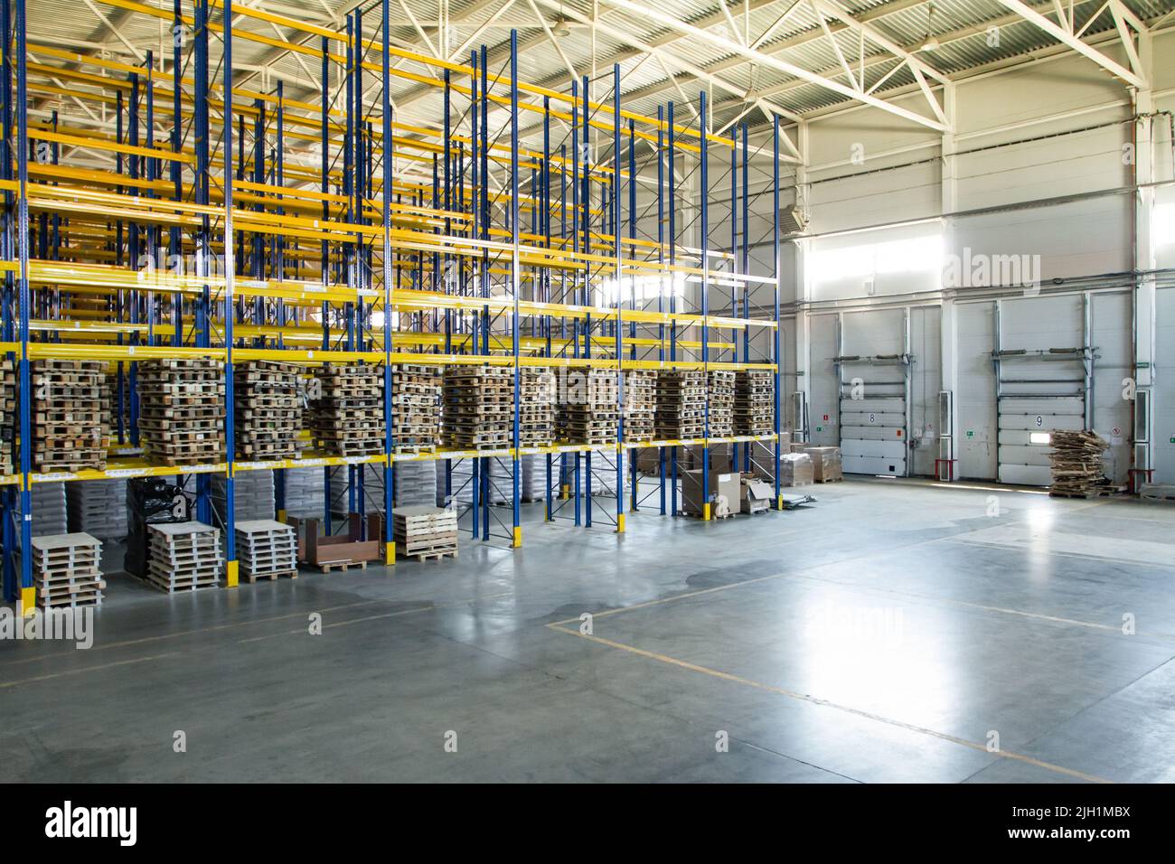 Intérieur d'un entrepôt moderne de stockage de magasin de détail avec transpalette près des tablettes Banque D'Images Intérieur d'un entrepôt moderne de stockage de magasin de détail avec transpalette près des tablettes Banque D'Images