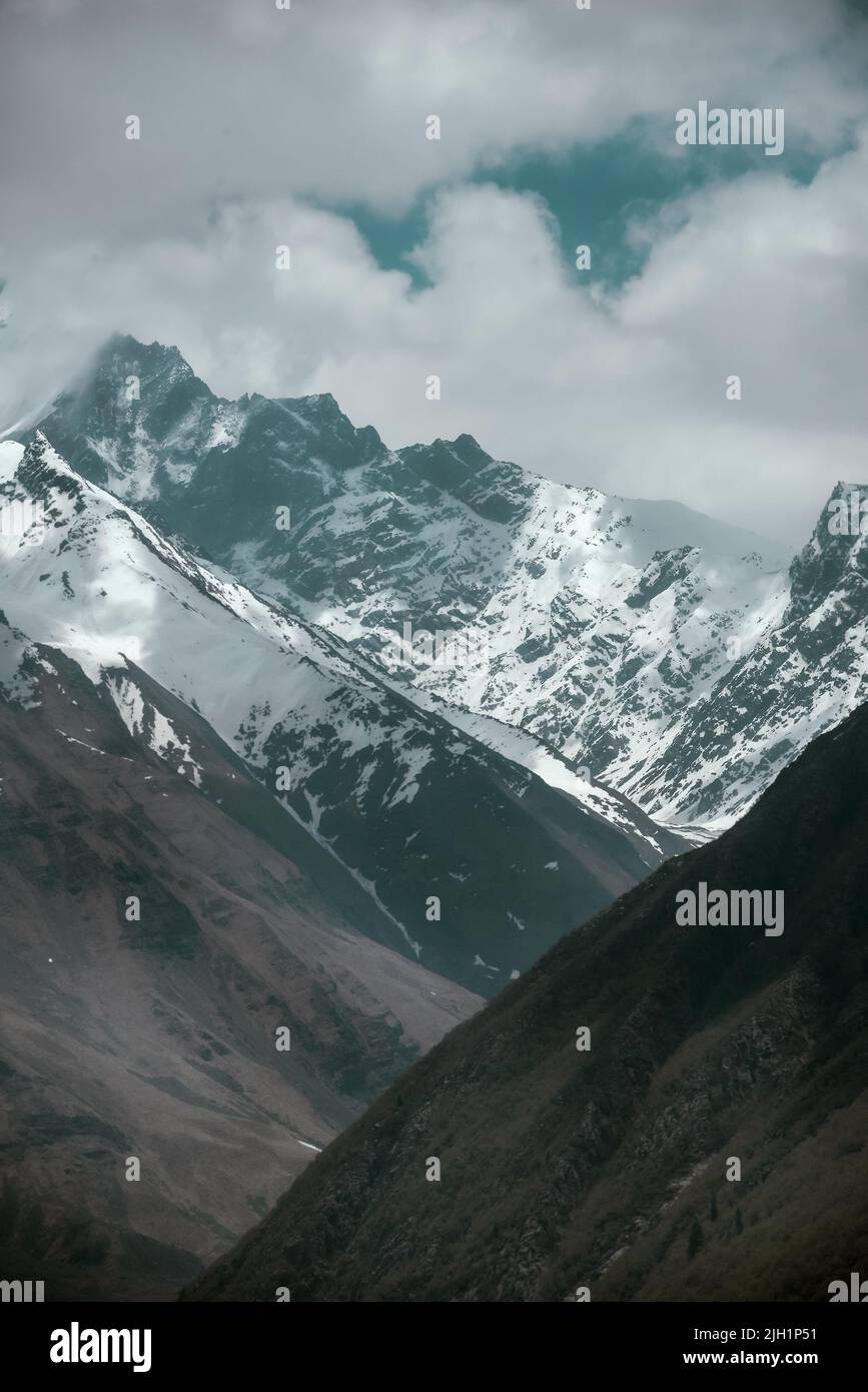 Kinnaur Kailash pic de montagne couvert dans le glacier situé dans l'Himachal Pradesh, Inde Banque D'Images