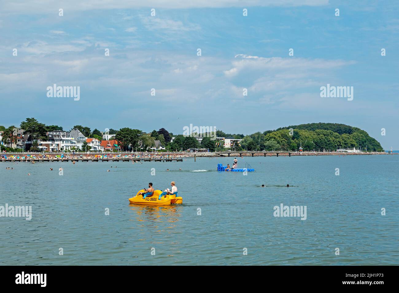 Plage, pédalo, maisons en front de mer, Travemünde, Lübeck, Schleswig-Holstein, Allemagne Banque D'Images