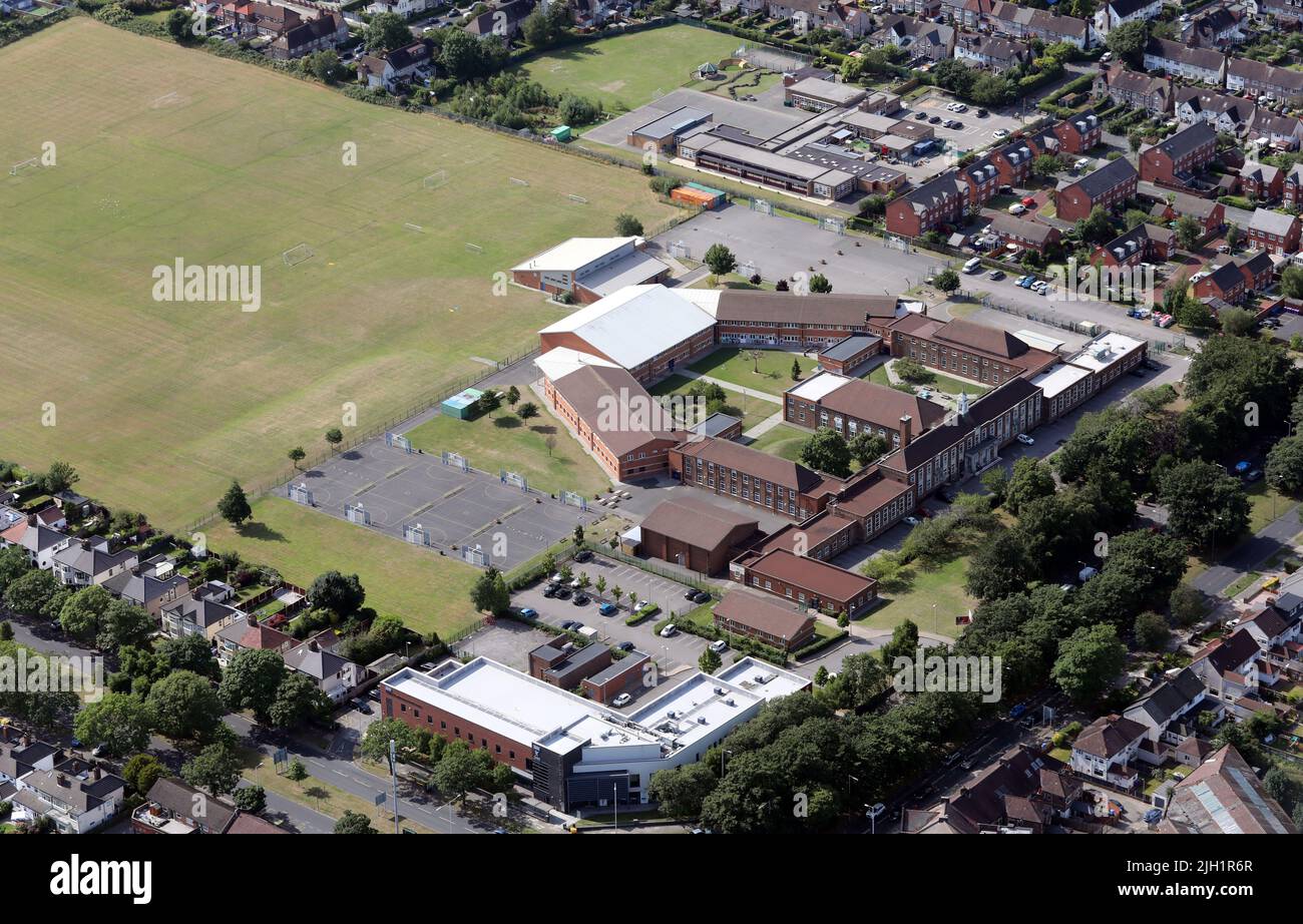 Vue aérienne de Childwall Comprehensive School (et également Five Ways Family Health Centre au premier plan), Liverpool, Merseyside Banque D'Images