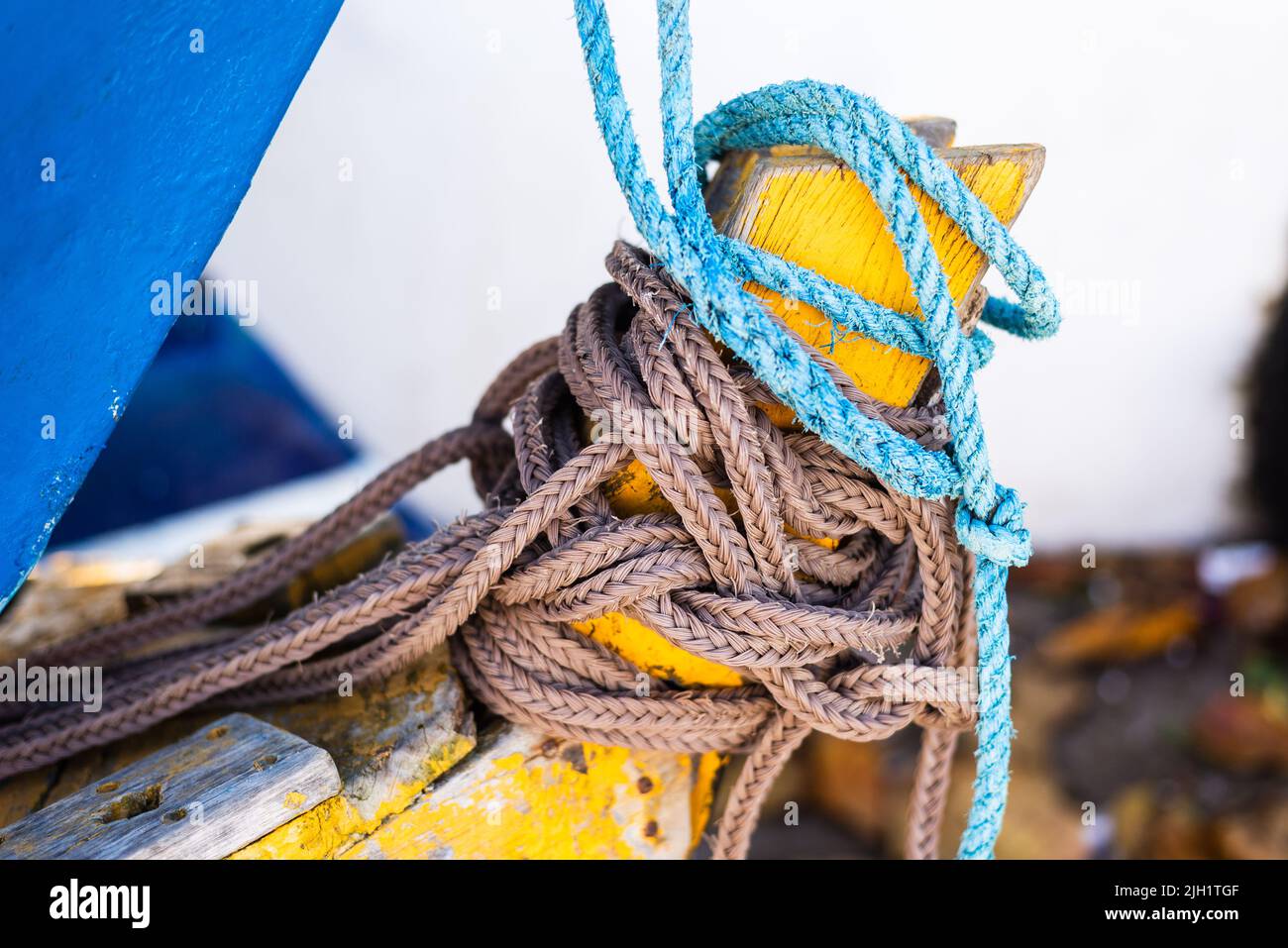 Détail de la pointe d'un bateau avec des cordes attachées. Ville de Salvador, Bahia, Brésil. Banque D'Images