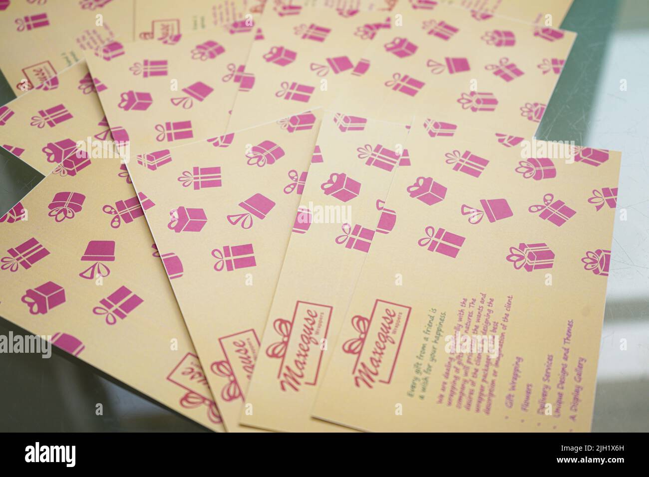 Brochures de la boutique de cadeaux, brochures roses et jaunes avec motif de cadeaux sur le côté du papier. Brochure de la boutique d'emballage-cadeau. Banque D'Images