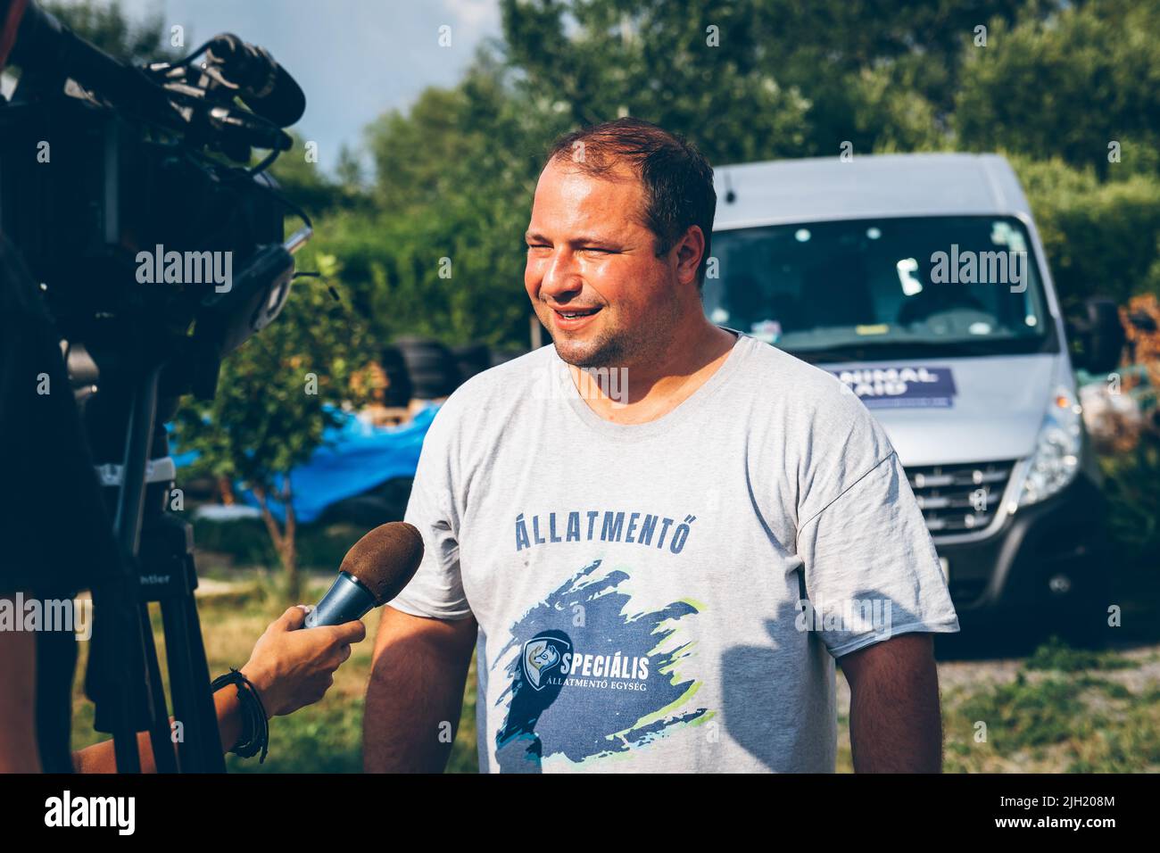 Un volontaire de Hongrie aide les animaux ukrainiens. De nombreux animaux ont été laissés pour compte à cause de la guerre en Ukraine. Aide aux animaux. Uzhhorod, Ukraine. Banque D'Images