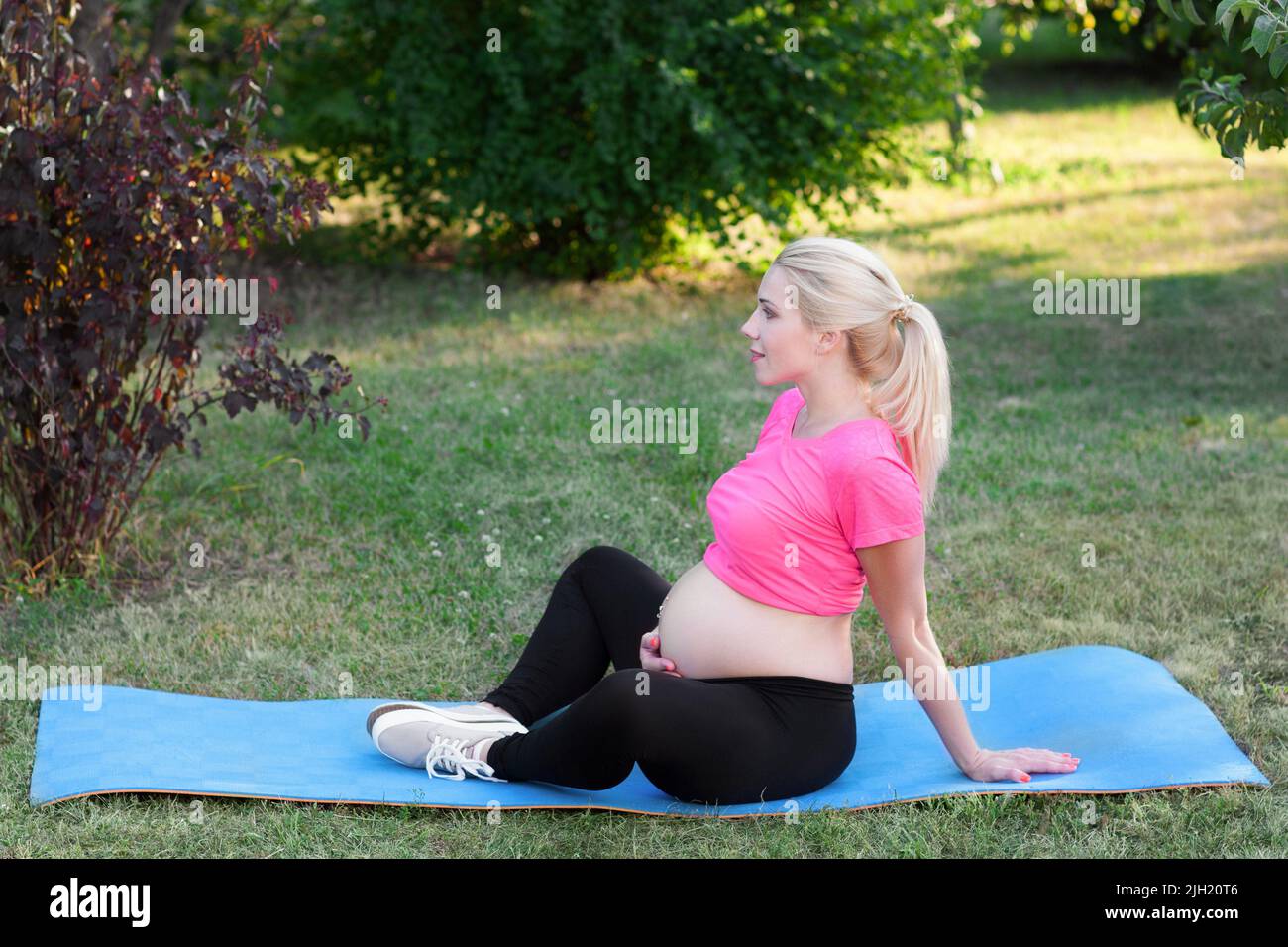 Vue latérale sur une enceinte assise dans une posture de lotus Banque D'Images