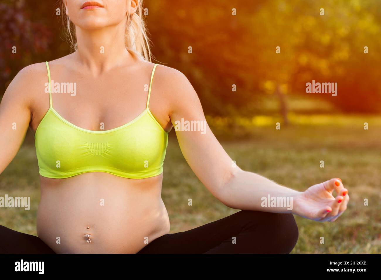 Gros plan de la femme enceinte méditant, espace libre Banque D'Images