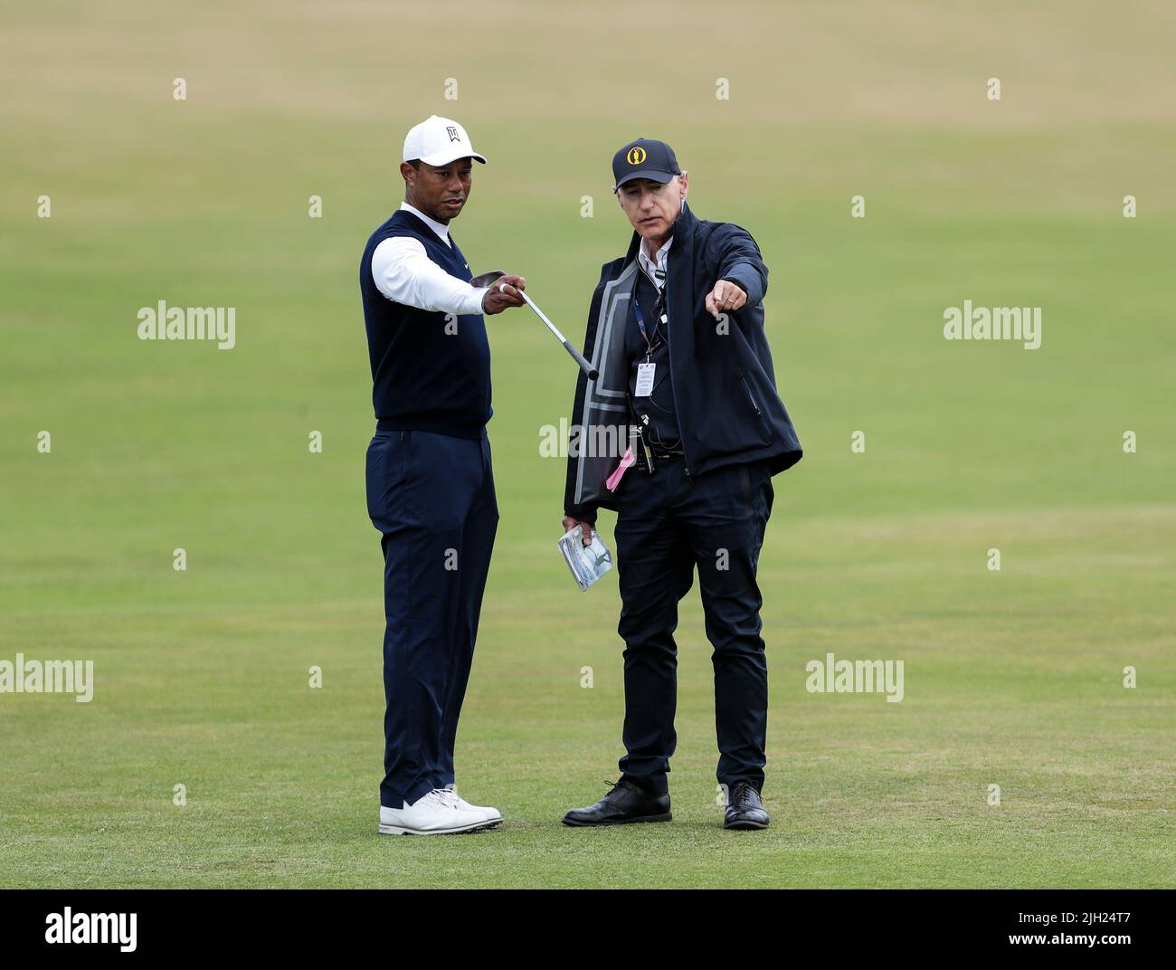 USA's Tiger Woods consulte un fonctionnaire après son tir en tee sur le 1st débarqué dans le Burn pendant le premier jour de l'Open à l'Old course, St Andrews. Date de la photo: Jeudi 14 juillet 2022. Banque D'Images