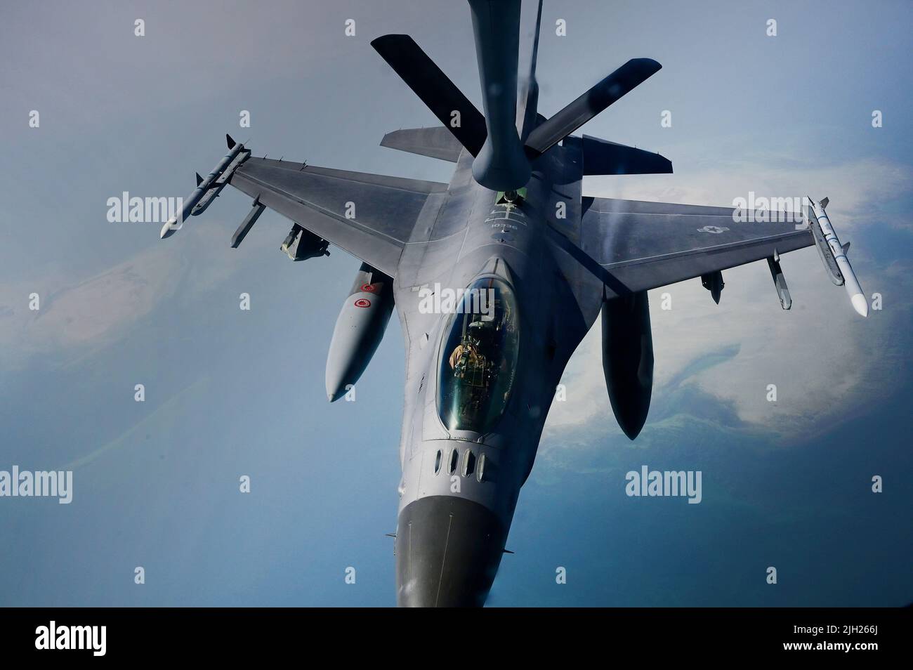 Le Caire, Égypte. 13th juillet 2022. Un avion de chasse F-16 Faucon de la Force aérienne américaine, affecté au 179th Escadron de chasseurs expéditionnaires, ravitaillent d'un KC-135R Stratotanker lors d'un exercice de déploiement rapide du Commandement central, à 13 juillet 2022 près de la base aérienne du Caire Ouest, en Égypte. Crédit : MSGT. Matthew Pew/États-Unis Air Force/Alamy Live News Banque D'Images