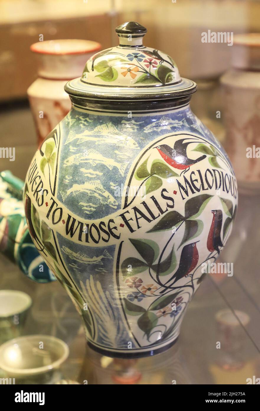 Un pot en grès avec couvercle exposé au musée et galerie d'art Potteries, Hanley, Stoke-on-Trent, Staffs, Angleterre, ROYAUME-UNI Banque D'Images