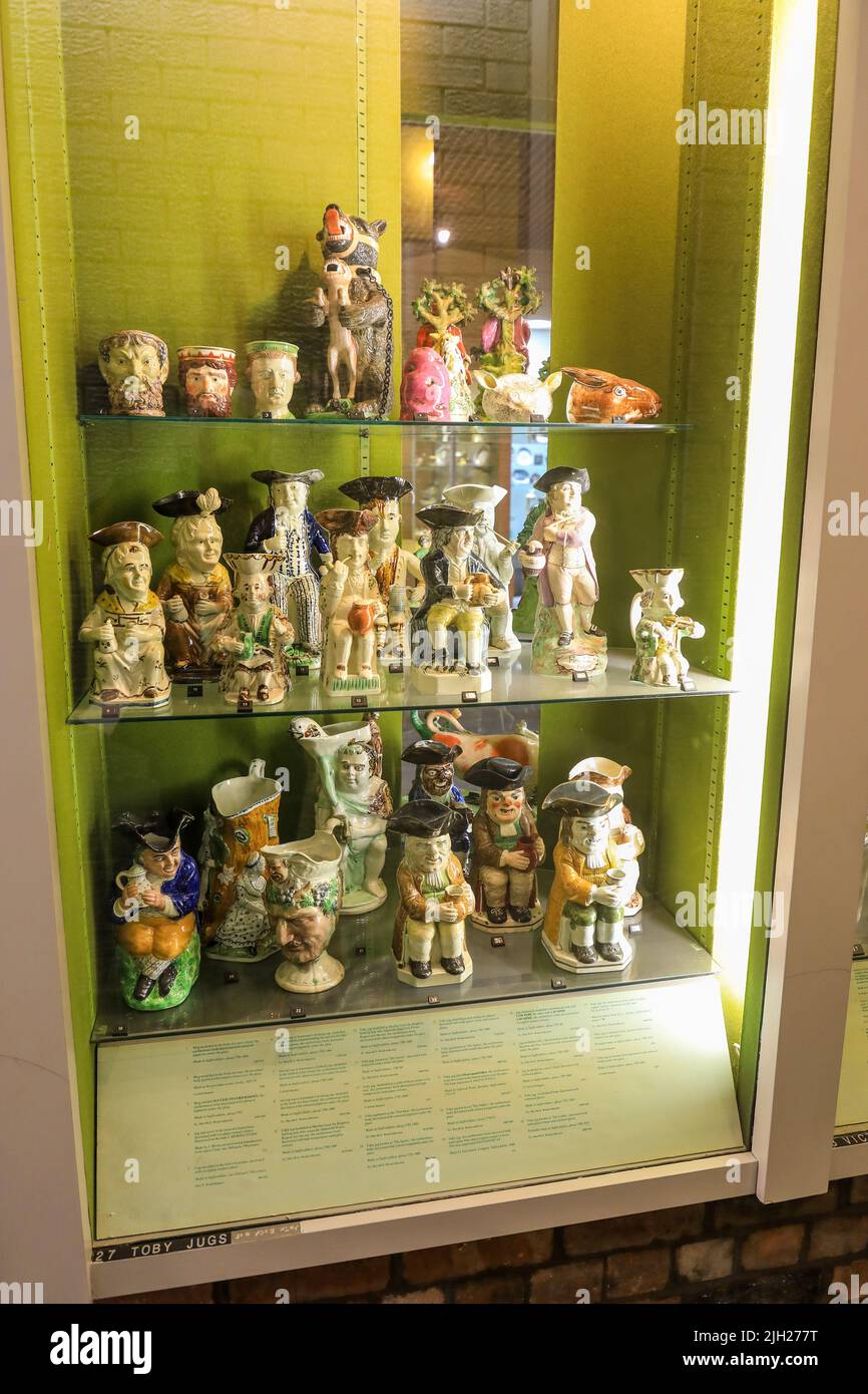 Toby JUGS exposés au musée et galerie d'art Potteries, Hanley, Stoke-on-Trent, Staffs, Angleterre, ROYAUME-UNI Banque D'Images