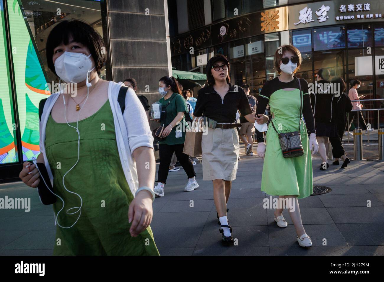 Les acheteurs marchent dans un quartier de détail à Pékin, Chine, 13 juillet 2022. REUTERS/Thomas Peter Banque D'Images