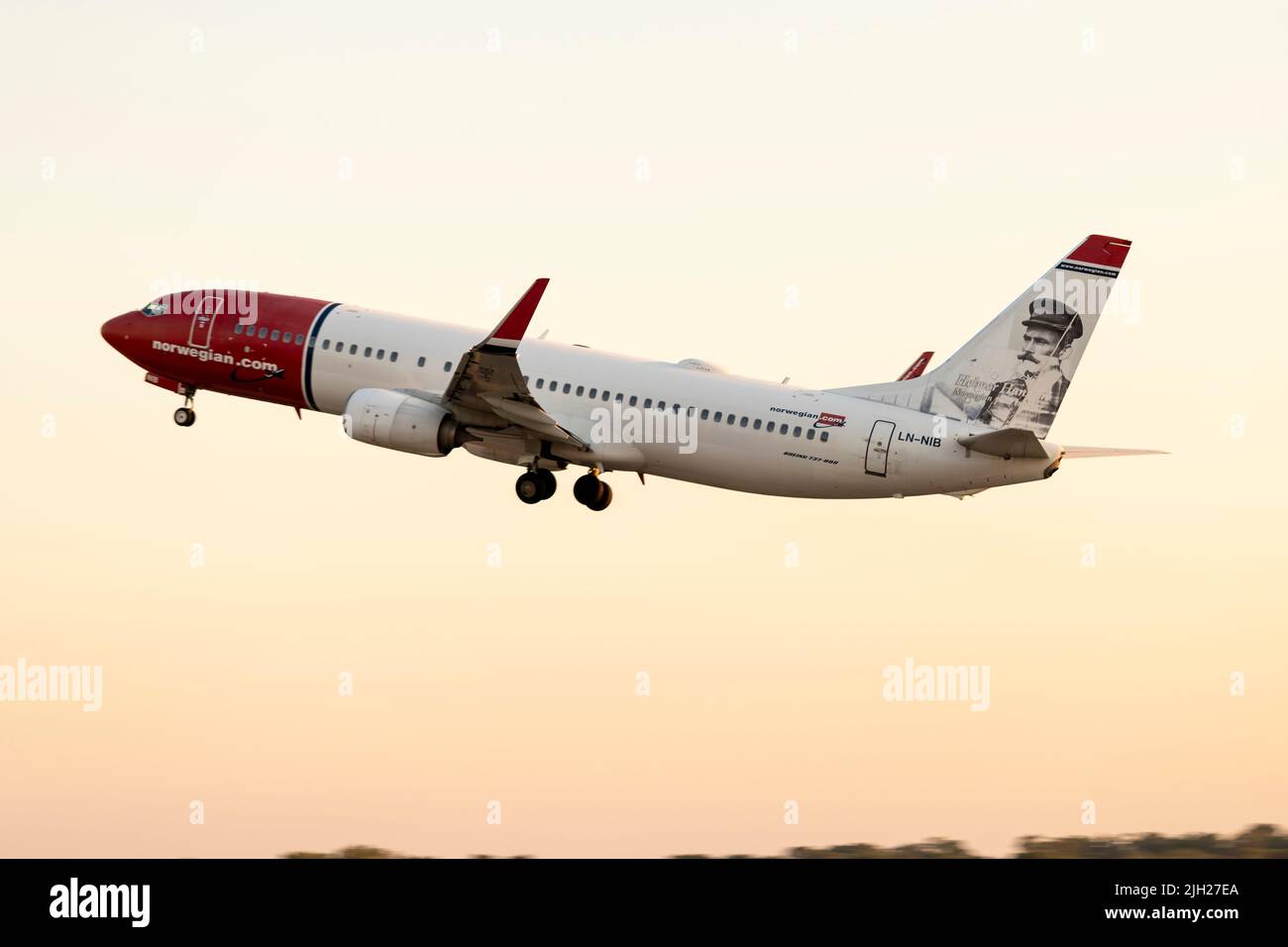 Norwegian Air Shuttle Boeing 737-86J (REG: LN-NIB) dans la décoration 'Helmer Hanssen' au décollage après le coucher du soleil. Banque D'Images