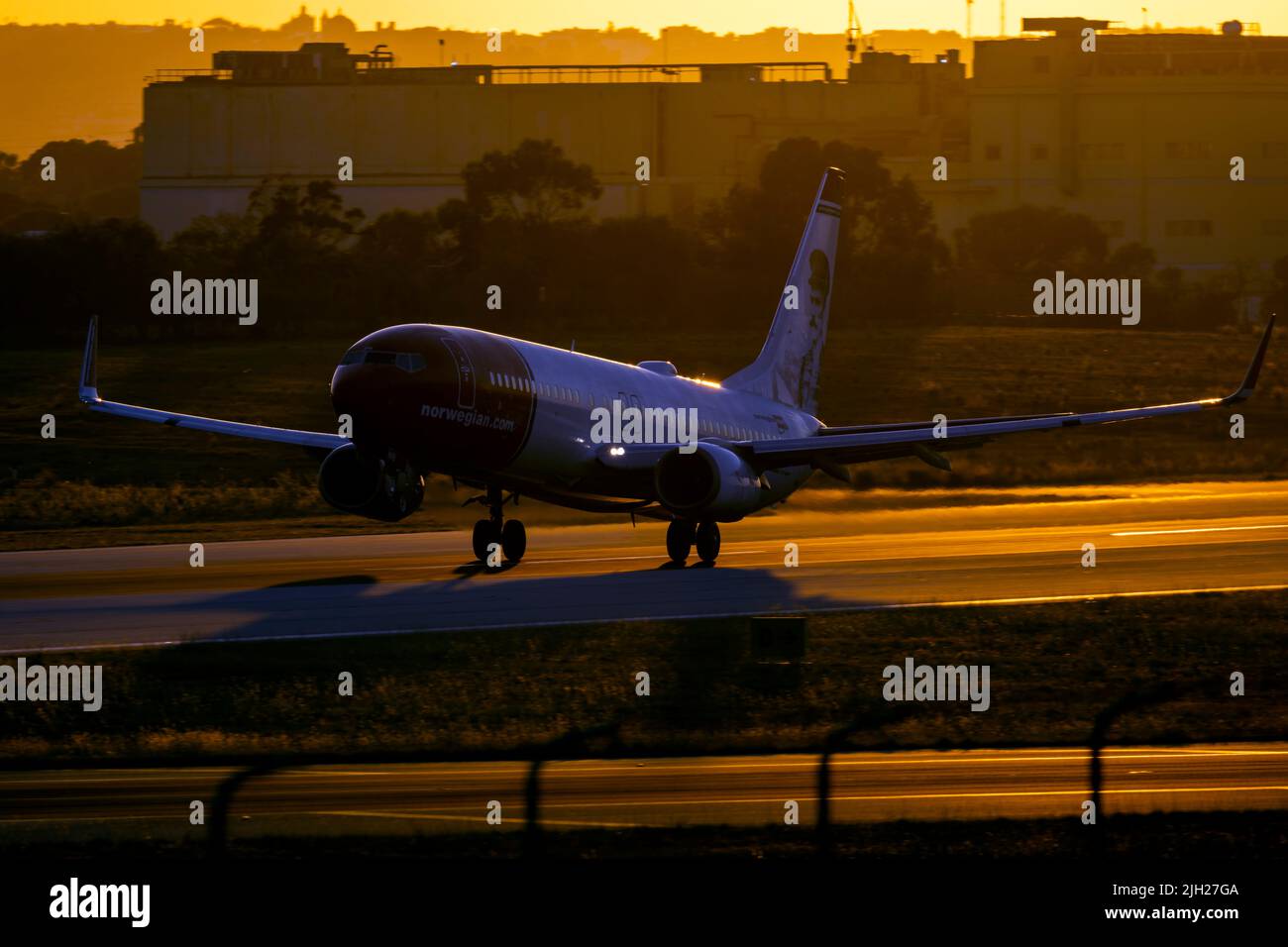 Norwegian Air Shuttle Boeing 737-86J (REG: LN-NIB) dans la décoration 'Helmer Hanssen' au décollage après le coucher du soleil. Banque D'Images