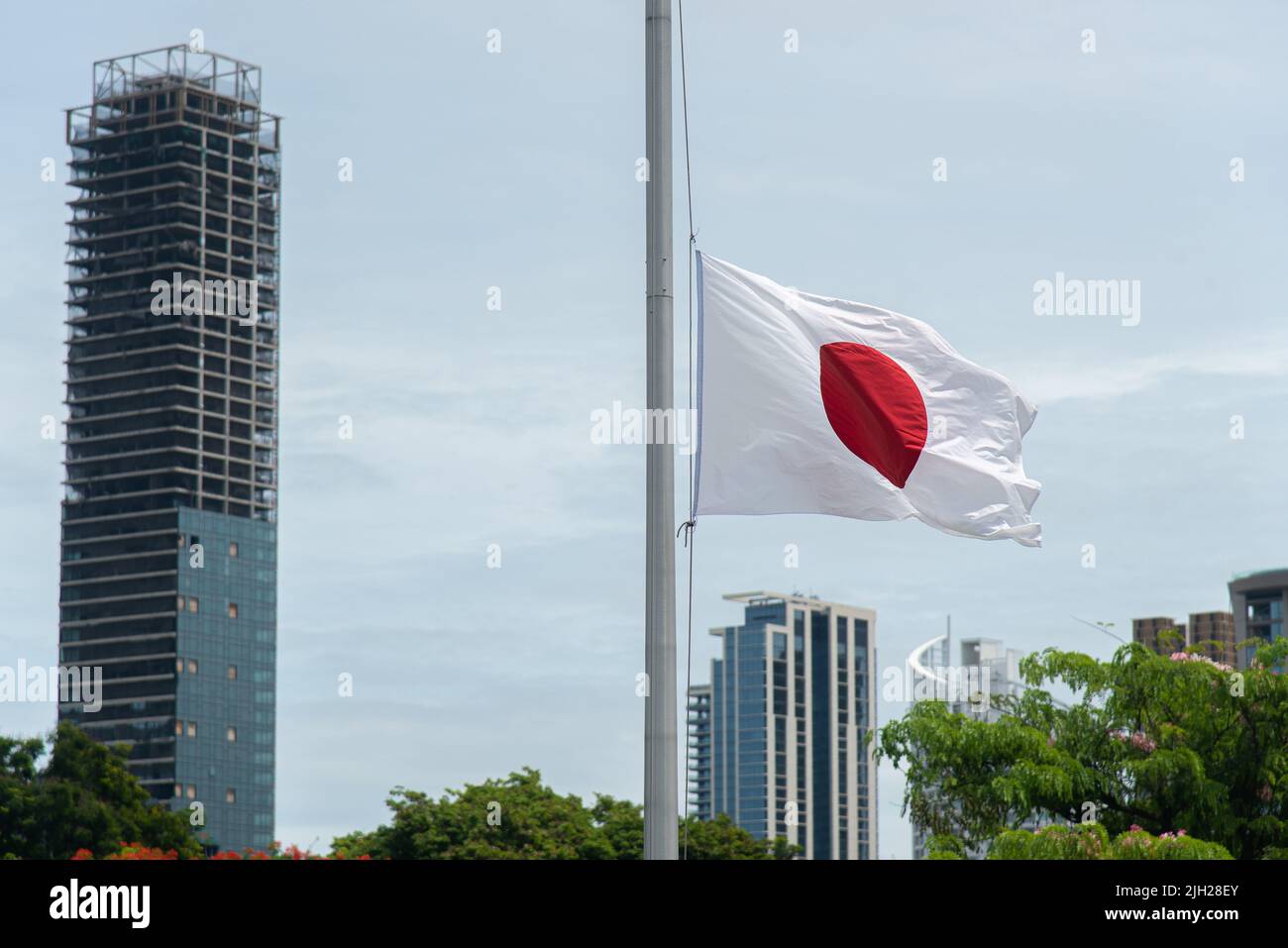 Bangkok, Thaïlande. 14th juillet 2022. Le drapeau national du Japon vole en Berne en l'honneur de l'ancien Premier ministre japonais à l'ambassade du Japon. Shinzo Abe a été tué par balle le 08 juillet par un ancien membre de la Force d'autodéfense maritime du Japon, âgé de 41 ans, à Nara, dans l'ouest du Japon, lors d'une campagne électorale à la Chambre haute pour soutenir un candidat de son parti au pouvoir. Crédit : SOPA Images Limited/Alamy Live News Banque D'Images